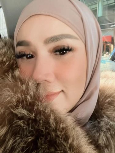 Gaya hijab Mulan Jameela saat berasa di Amerika Serikat.