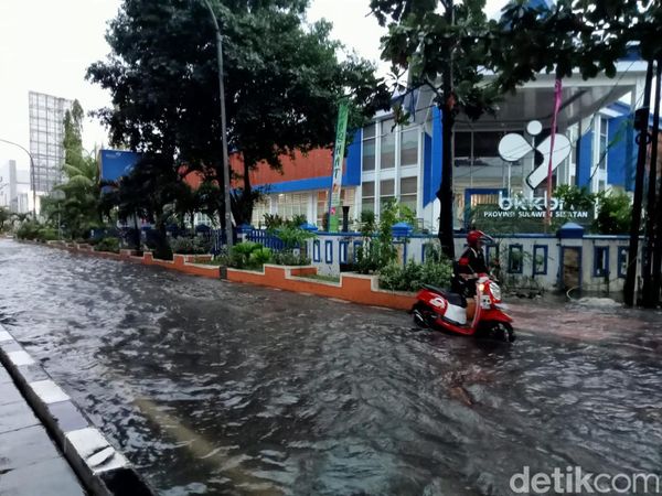 Potret Genangan di Jalan AP Pettarani Makassar Usai Diguyur Hujan Lebat