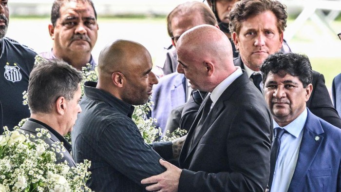 FIFA President Gianni Infantino (R) greets the son of Brazilian football legend Pele, Edinho (L), during his wake at the Urbano Caldeira stadium in Santos, Sao Paulo, Brazil on January 2, 2023. - Brazilians bid a final farewell this week to football giant Pele, starting Monday with a 24-hour public wake at the stadium of his long-time team, Santos. (Photo by NELSON ALMEIDA / AFP) (Photo by NELSON ALMEIDA/AFP via Getty Images)