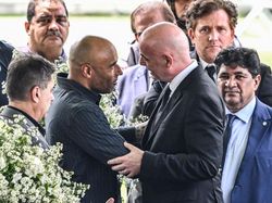 Presiden FIFA Dikritik gegara Selfie di Depan Jenazah Pele