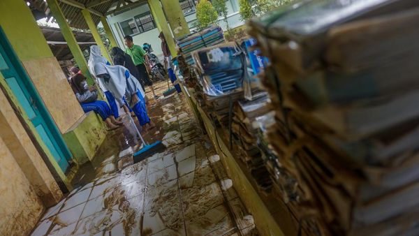 Potret Pelajar di Batang Gotong Royong Bersihkan Sisa Banjir