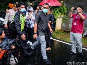 Cek TKP Pembunuhan, Hakim Pengadil Sambo dkk Tiba di Rumah Saguling Cek TKP Pembunuhan, Hakim Pengadil Sambo dkk Tiba di Rumah Saguling