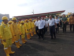 Heru Budi Cek Kesiapan Pasukan Kuning Hadapi Cuaca Ekstrem di Jakarta