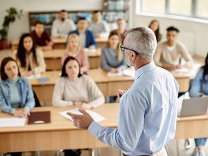 12 Jurusan Kuliah yang Dianggap Kurang Menjanjikan, Gaji Rendah?