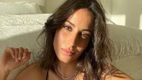Foto Ines de Ramon, Kekasih Baru Brad Pitt yang Topless Saat Liburan Berdua