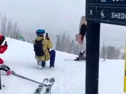 Pamer Bokong Saat Main Ski, Influencer Cabul Ini Dilabrak Ranger Gunung