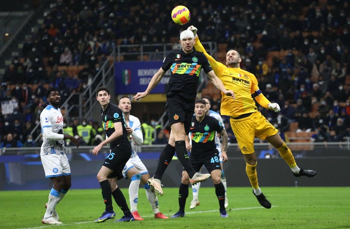 MILAN, ITALY - NOVEMBER 21: Samir Handanovic (R) of FC Internazionale makes a save during the Serie A match between FC Internazionale and SSC Napoli at Stadio Giuseppe Meazza on November 21, 2021 in Milan, Italy. (Photo by Marco Luzzani/Getty Images)