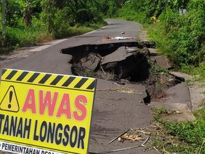 Jalan Amblas Akibat Banjir Bandang Tutup Akses Truk Sampah ke TPA Peh Jalan Amblas Akibat Banjir Bandang Tutup Akses Truk Sampah ke TPA Peh