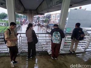 Jalan Dekat Seskoal Jaksel Banjir, Sejumlah Warga Menunggu di JPO