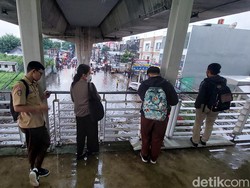 Jalan Dekat Seskoal Jaksel Banjir, Sejumlah Warga Menunggu di JPO