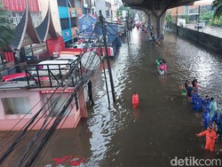 Jalan Dekat Seskoal Jaksel Banjir Akibat Hujan Deras, Lalin Macet