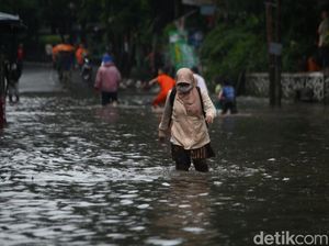 Jalan Kemang Utara IX Jaksel Banjir, Lalin Dialihkan Jalan Kemang Utara IX Jaksel Banjir, Lalin Dialihkan