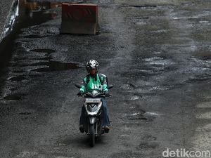 Pengendara Resahkan Jalan Berlubang di Jalan Rasuna Said: Nggak Nyaman