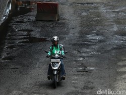 Pengendara Resahkan Jalan Berlubang di Jalan Rasuna Said: Nggak Nyaman