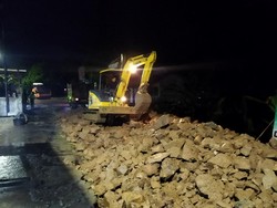 Jalan Raya Munjul-Picung di Pandeglang yang Amblas Mulai Diperbaiki