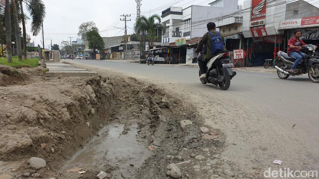 Penampakan Jalan Rusak di Medan Lokasi Remaja Jatuh hingga Tewas Penampakan Jalan Rusak di Medan Lokasi Remaja Jatuh hingga Tewas