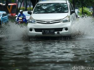 Hujan Sejak Semalam, 6 Ruas Jalan dan 4 RT di Jakarta Tergenang Hujan Sejak Semalam, 6 Ruas Jalan dan 4 RT di Jakarta Tergenang