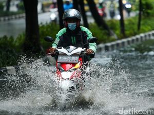 Jalanan di Kebayoran Lama Tergenang Imbas Hujan Deras