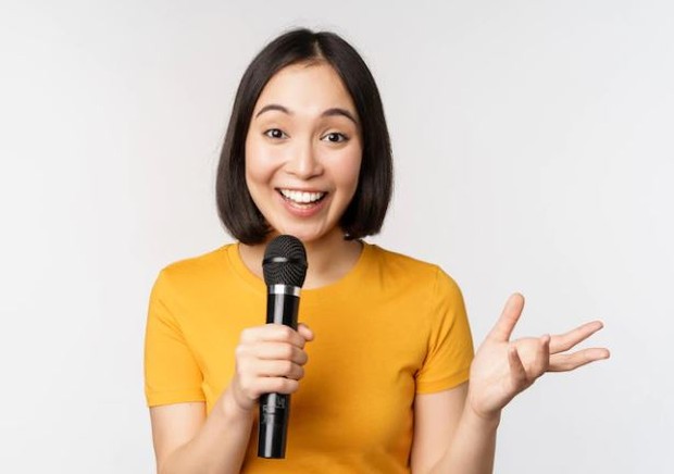 Perempuan memegang mic