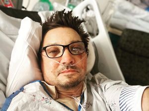 Jeremy Renner Unggah Foto dengan Nakes di ICU Jeremy Renner Unggah Foto dengan Nakes di ICU