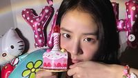 6 Gaya Jisoo BLACKPINK Rayakan Ultah ke-28 Bertema Hello Kitty