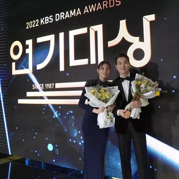 Joo Sang Wook trofi daesang di KBS drama awards/ Foto: instagram.com/uks0718_/