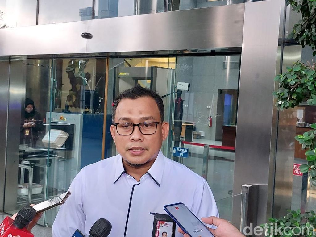 KPK Cecar Syarief Hasan soal Anggaran Kemenkop di Kasus Korupsi UMKM