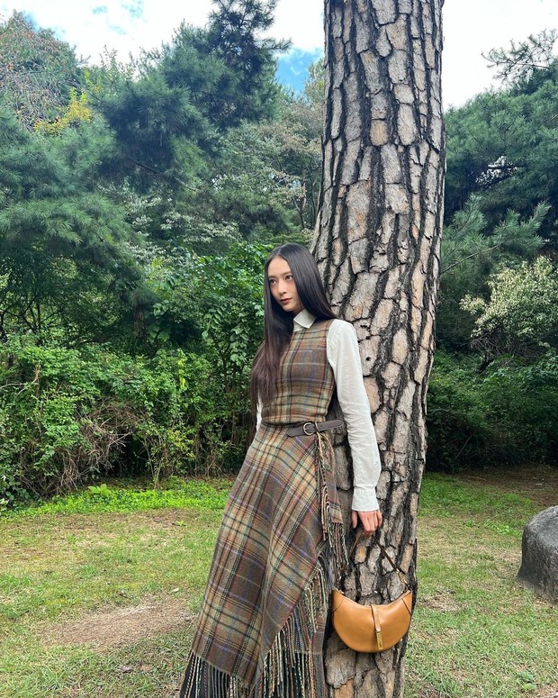 Kaus atau Kemeja | Foto: Instagram | @vousmevoyez Tips dan trik memakai dress saat musim hujan agar tetap hangat