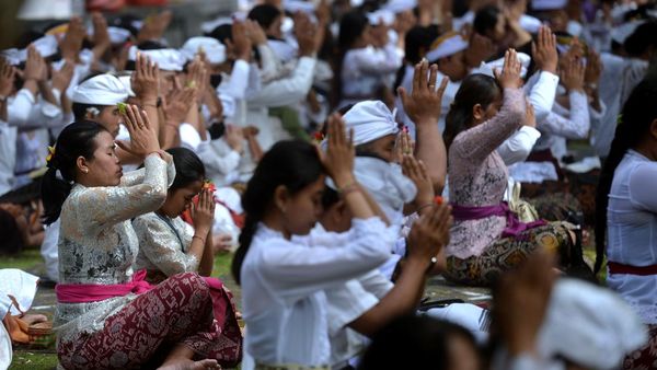Potret Khidmat Perayaan Galungan di Pura Jagatnatha Bali