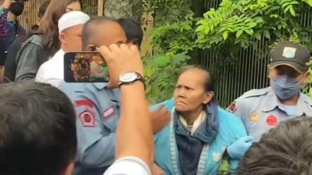 Kisah viral di media sosia, Tiko merawat ibunya bernama ibu Eny yang mengalami ODGJ dengan kondisi keuangan yang terbatas.