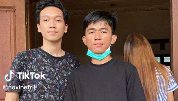 Kisah viral di media sosia, Tiko merawat ibunya bernama ibu Eny Kisah viral di media sosia, Tiko merawat ibunya bernama ibu Eny yang mengalami ODGJ dengan kondisi keuangan yang terbatas.