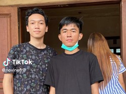 Ini Sosok Tiko, Pria yang Viral Rawat Ibu ODGJ di Rumah Mewah Tanpa Listrik