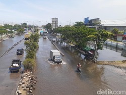 Banjir Jalan Kaligawe Semarang Makin Surut, Kendaraan Mulai Melintas