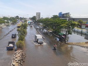 Banjir Jalan Kaligawe Semarang Makin Surut, Kendaraan Mulai Melintas Banjir Jalan Kaligawe Semarang Makin Surut, Kendaraan Mulai Melintas