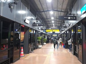 TransJ Kirim Bus Tambahan Urai Antrean Penumpang di Halte CSW