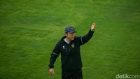 Pelatih Shin Tae-yong nampak memberikan instruksi kepada para pemain saat latihan.