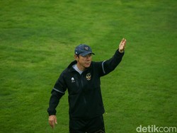 Pelatih Shin Tae-yong nampak memberikan instruksi kepada para pemain saat latihan.