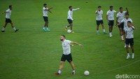Sementara itu, Vietnam cuma mencetak gol dalam tiga pertandingan. Tim asuhan Park Hang-seo menjebol gawang Laos, Malaysia, dan Myanmar. Mereka gagal mencatatkan gol saat ditahan oleh Singapura 0-0. Indonesia sudah melepaskan total sebanyak 66 tembakan, 31 shot on target, dengan 18,2 conversion rate. Gol Indonesia rata-rata hadir setiap 30 menit.