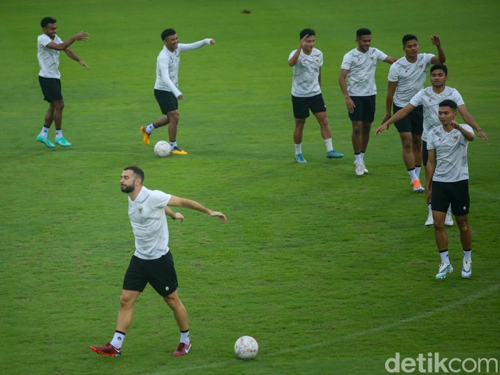 Timnas Indonesia kembali menggelar latihan keras jelang laga melawan Vietnam di babak semifinal leg I Piala AFF 2022.