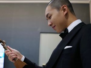 Lee Seung Gi Mendadak Tampil Plontos