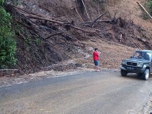 Jalan Lintas Karo ke Dairi Longsor, Petugas Kerahkan Alat Berat Jalan Lintas Karo ke Dairi Longsor, Petugas Kerahkan Alat Berat