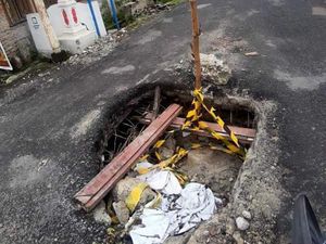 Ada Lubang Menganga di Jalan Dekat Perumahan Dosen Nommensen Medan!