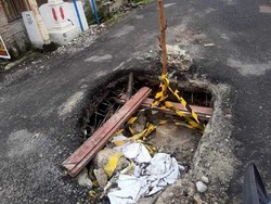 Ada Lubang Menganga di Jalan Dekat Perumahan Dosen Nommensen Medan!