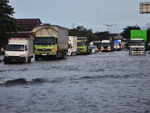 Terendam Banjir, Jalur Pantura Kudus-Semarang Macet Panjang
