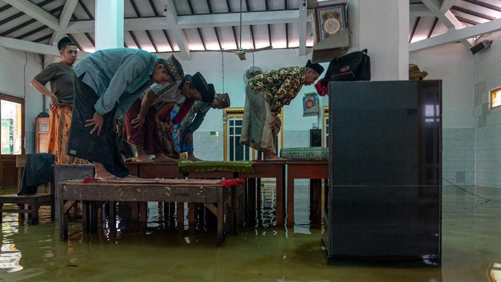 Masjid di Demak Terendam Banjir, Warga Salat di Atas Meja Masjid di Demak Terendam Banjir, Warga Salat di Atas Meja