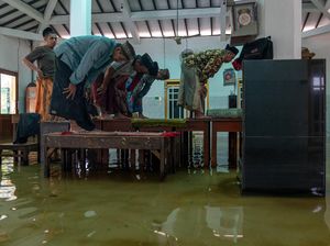Masjid di Demak Terendam Banjir, Warga Salat di Atas Meja