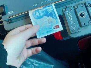 Ada Mesin Cetak Uang di Kokpit Pesawat, Benarkah?