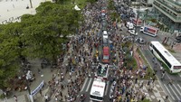Warga Brasil memadati jalanan yang dilintasi iring-iringan mobil jenazah Pele.