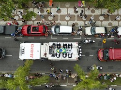 Peti jenazah Pele tampak dibalut bendera Brasil.