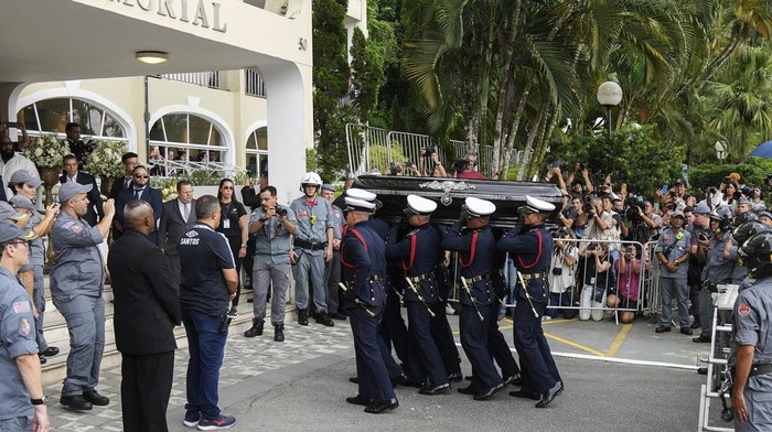 Setelah disemayamkan di Stadion Vila Belmiro, jenazah Pele dibawa ke Memorial Necropole Ecumenica. Jenazah Pele dimakamkan di pemakaman vertikal tersebut.